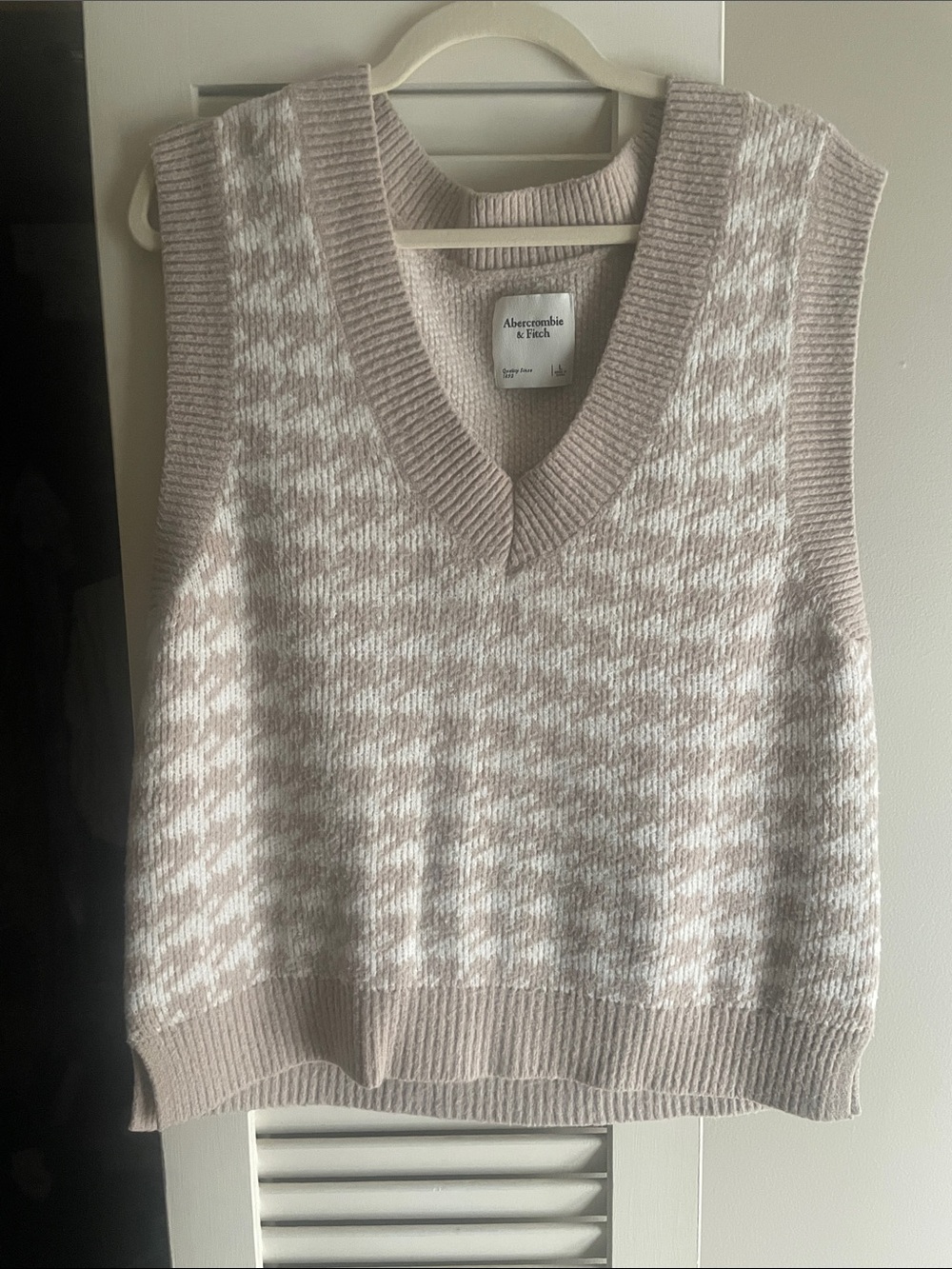 Abercrombie & Fitch Cream and Pink Houndstooth V-Neck Sweater Vest